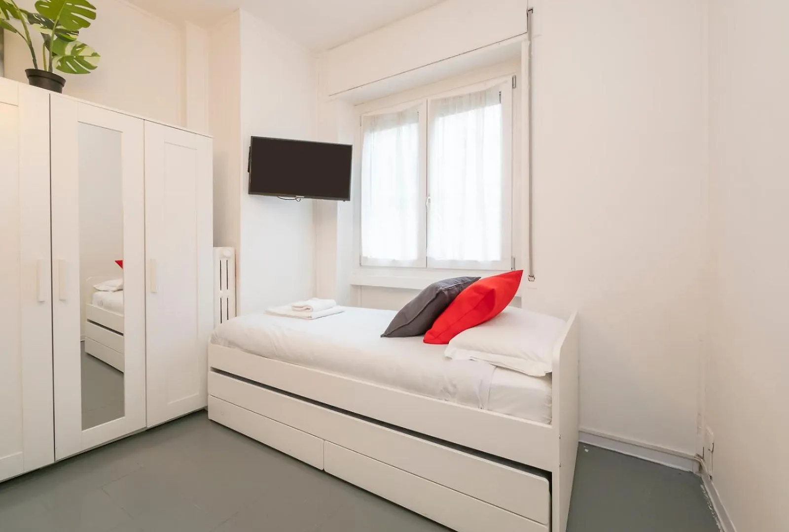 Italstay - Suite Sui Navigli - Pet Friendly Milano 0*,  Italia
